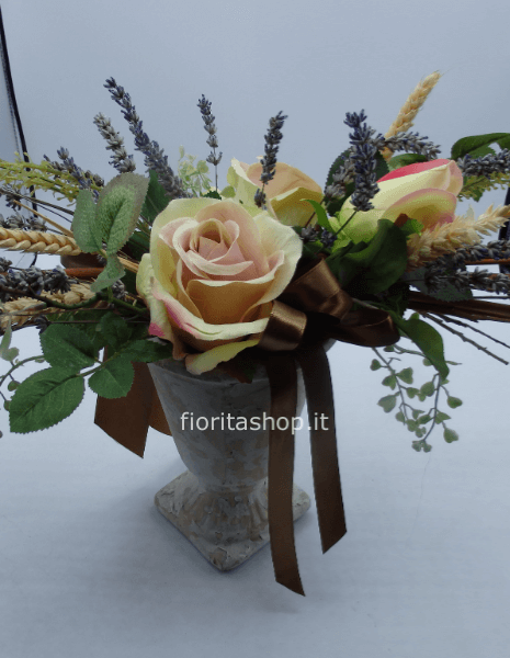 Composizione mista di fiori artificiali e fiori secchi