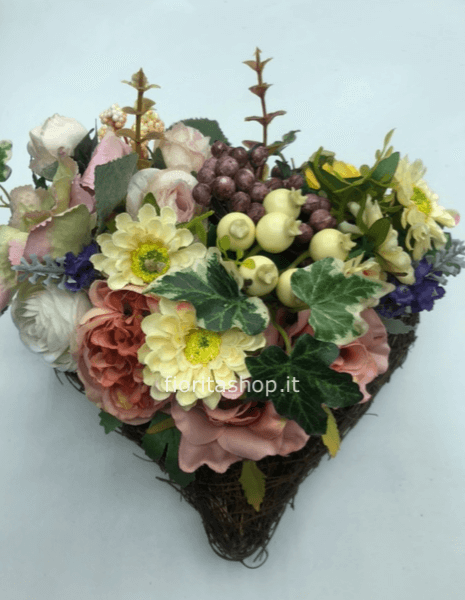 cuore di fiori artificiali
