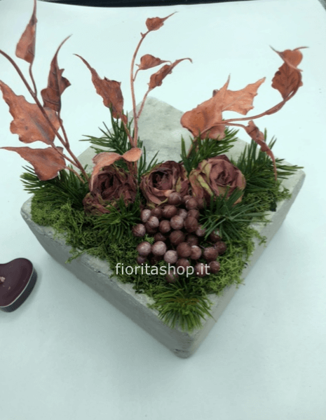 scatola in cemento con composizione